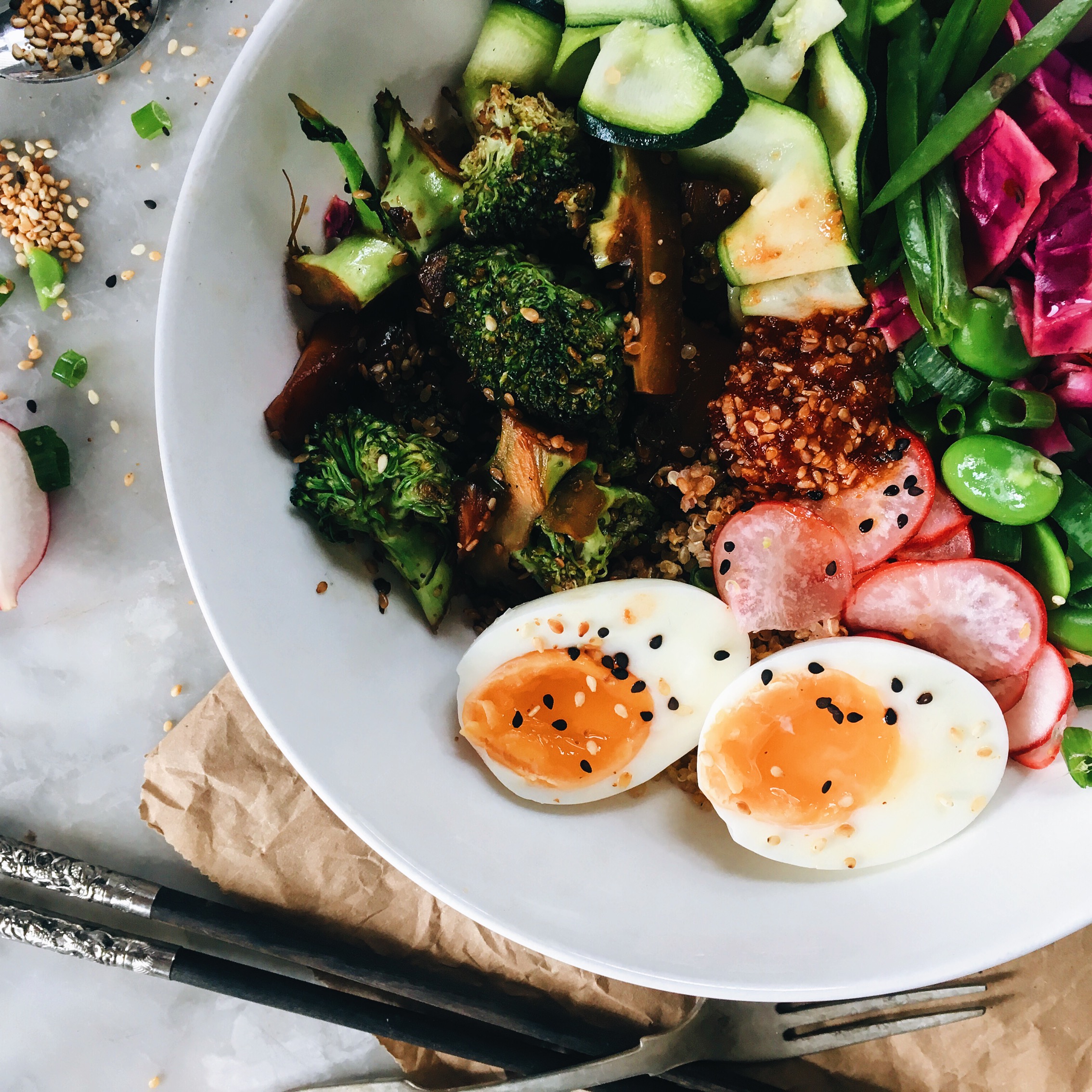 QUINOA BIBIMBAP BOWL WITH SPICY CABBAGE AND BROCCOLI | The Healthy Hunter