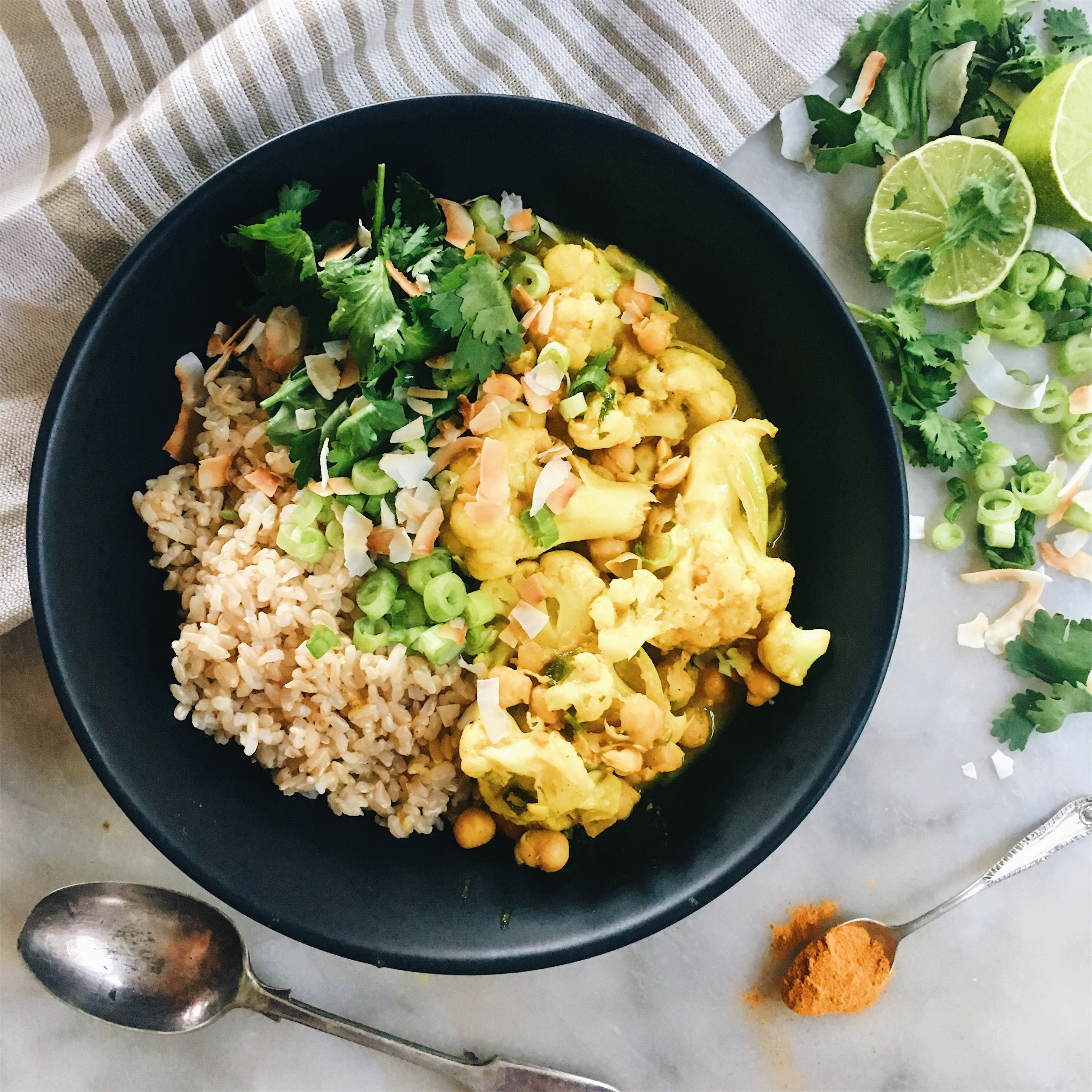 CAULIFLOWER AND CHICKPEA TURMERIC CURRY | The Healthy Hunter